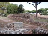 02207 ostia - regio ii - regio ii - insula viii - caseggiato (ii,viii,9) - westfassade - 09-2022.jpg